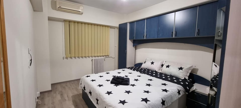 Bed, Photo of the whole room, Bedroom, towels, air conditioner