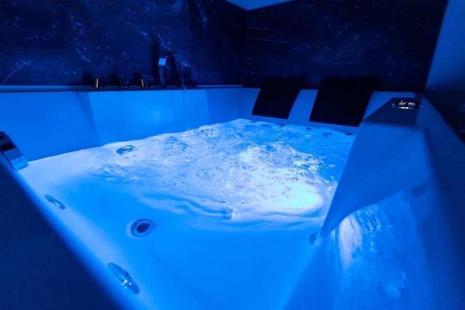 Night, Hot Tub