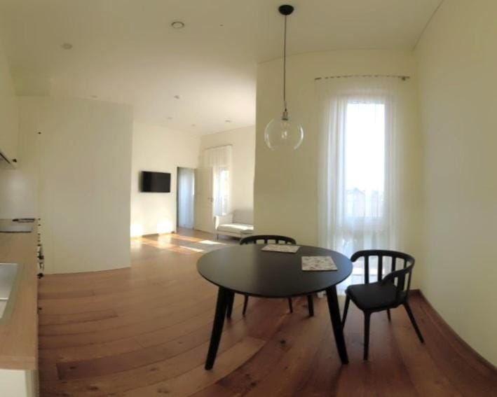 TV and multimedia, Kitchen or kitchenette, Living room, Seating area, Dining area