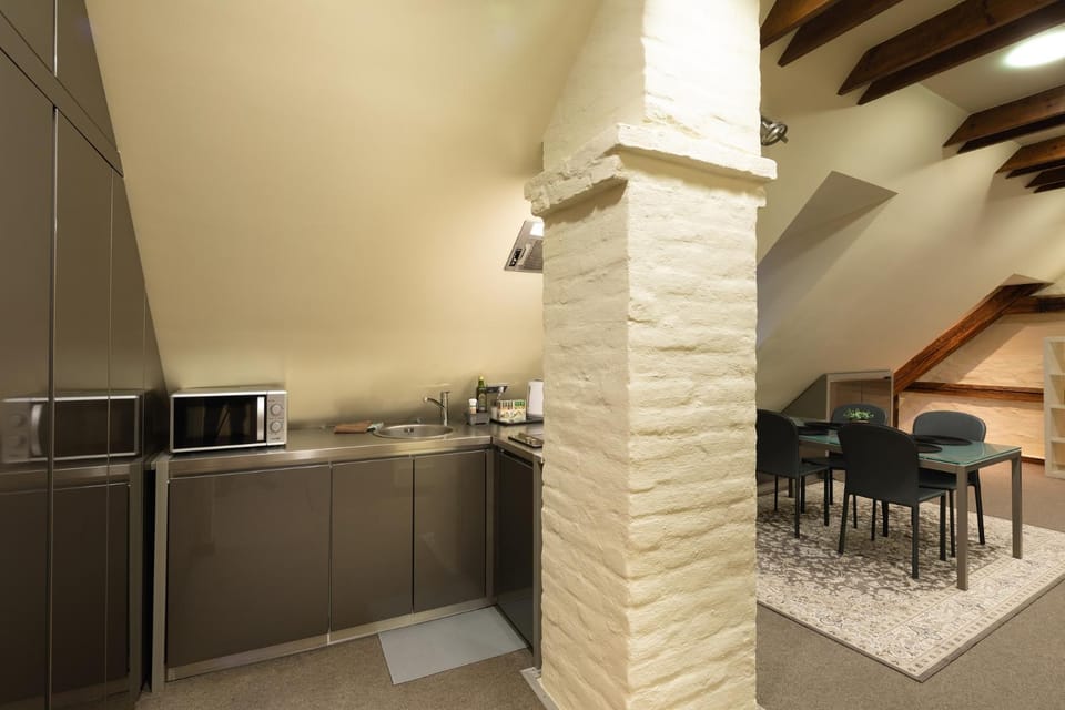 Kitchen or kitchenette, Living room, Seating area, Dining area, minibar