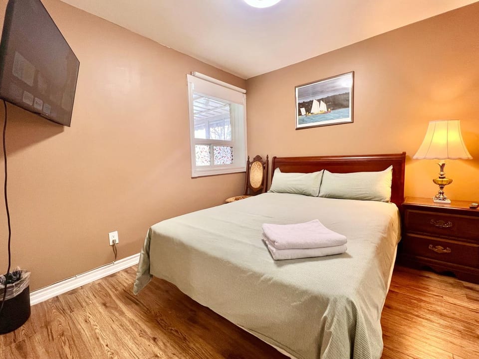 Bed, TV and multimedia, Photo of the whole room, Bedroom, towels