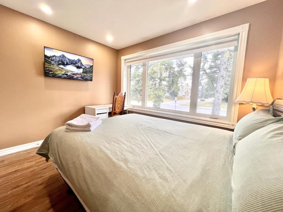 Bed, TV and multimedia, Photo of the whole room, Bedroom, towels