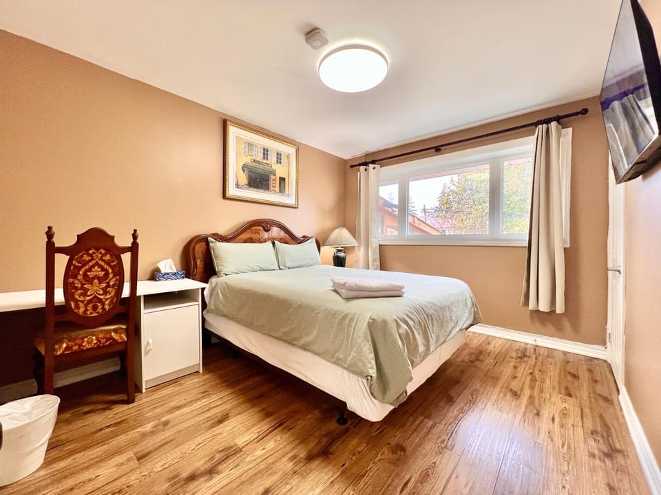 Bed, TV and multimedia, Photo of the whole room, Bedroom