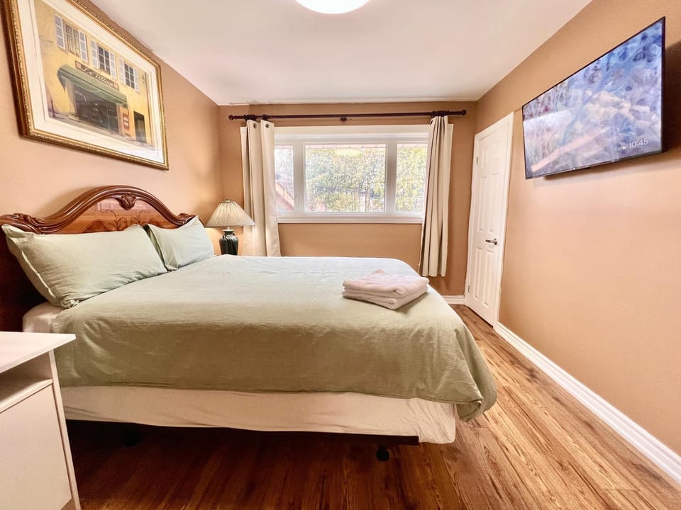 Bed, TV and multimedia, Photo of the whole room, Bedroom