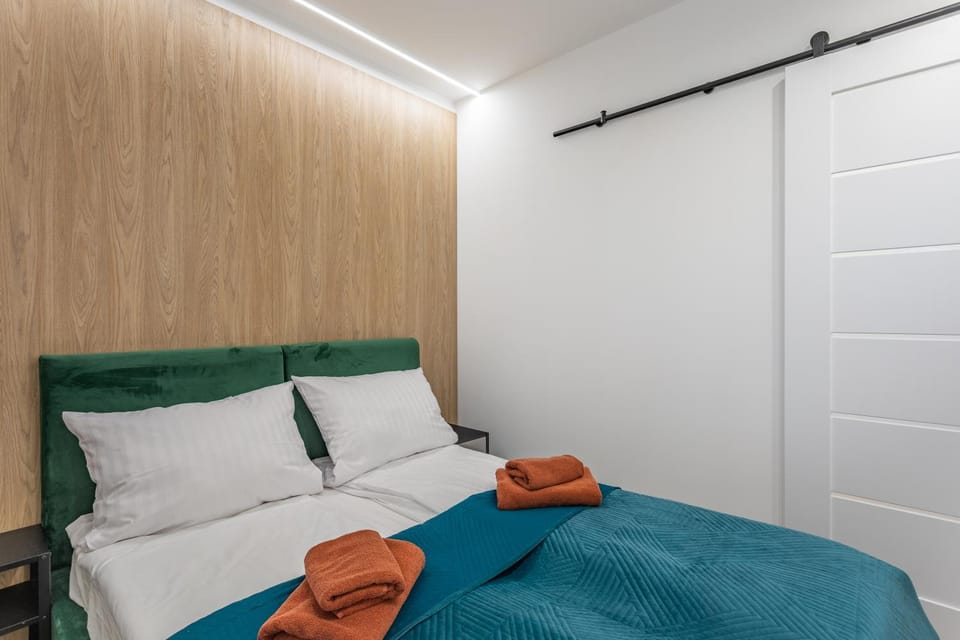 Bedroom, towels