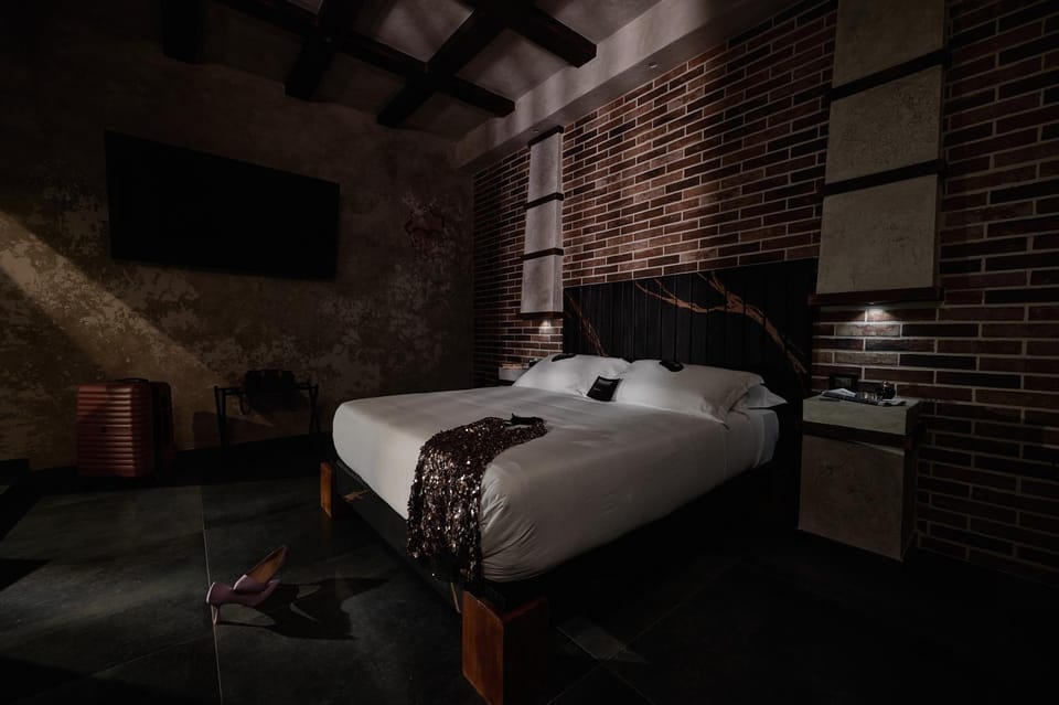 Bed, TV and multimedia, Photo of the whole room, Bedroom