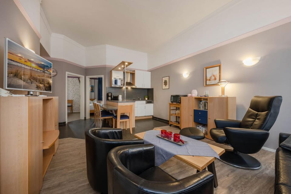 TV and multimedia, Kitchen or kitchenette, Living room, Seating area