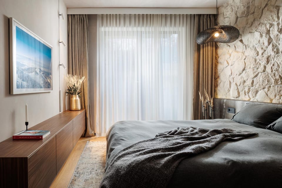 Bed, TV and multimedia, Bedroom