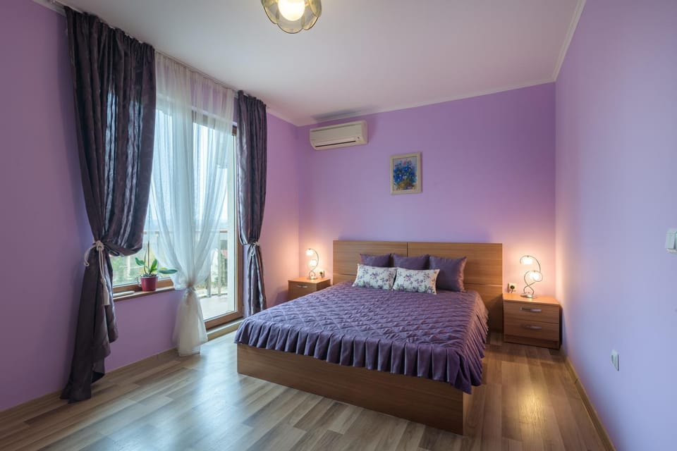 Bed, Bedroom, wardrobe, air conditioner