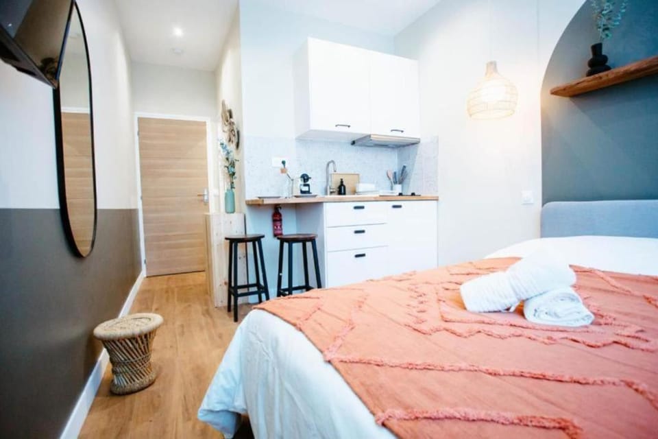 Bed, Kitchen or kitchenette, Dining area, towels