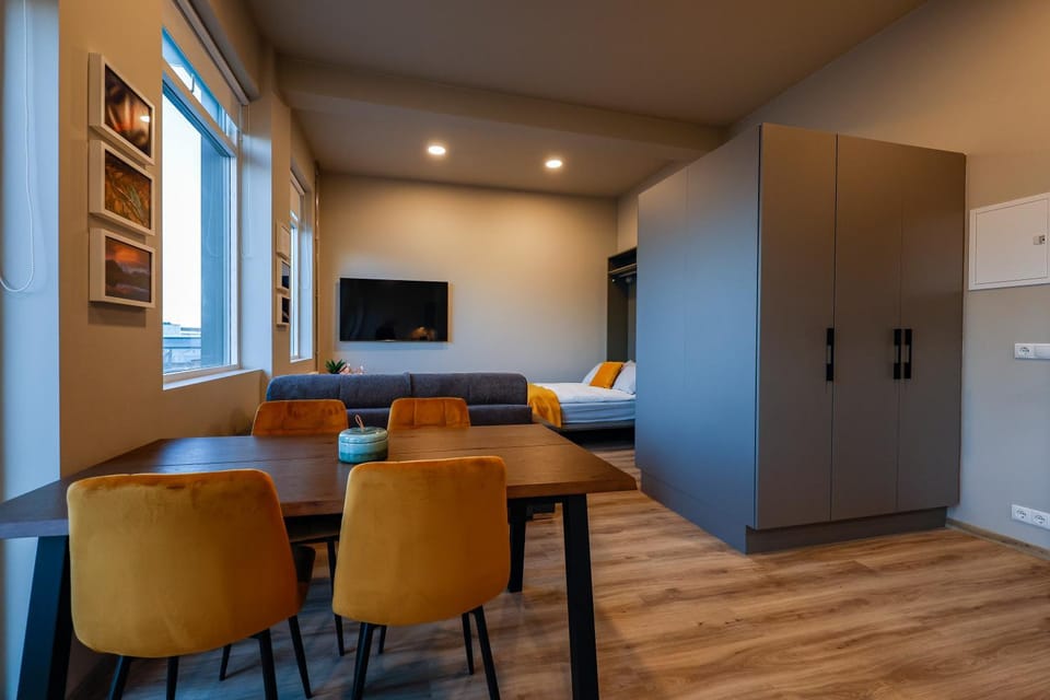 Communal lounge/ TV room, TV and multimedia, Living room, Seating area, Dining area, wardrobe