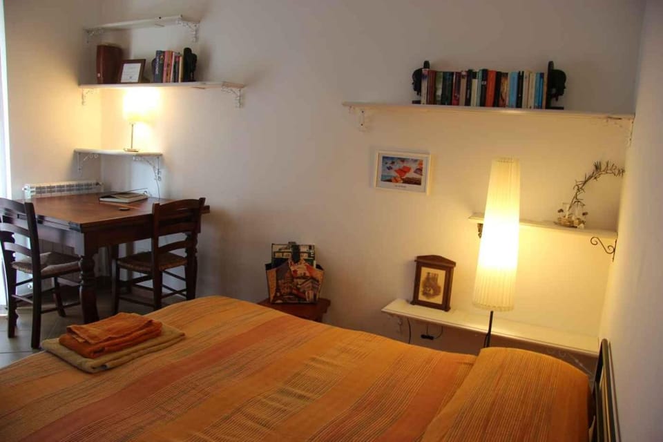 Dining area, Bedroom, towels