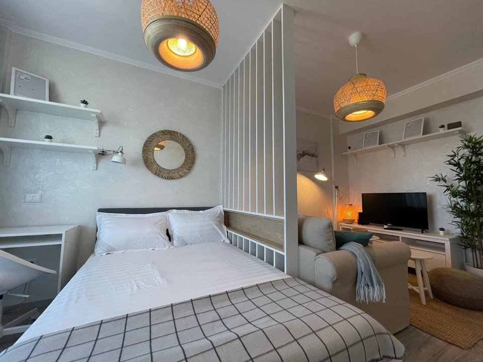 Bed, TV and multimedia, Photo of the whole room, Seating area, Bedroom, hair dresser