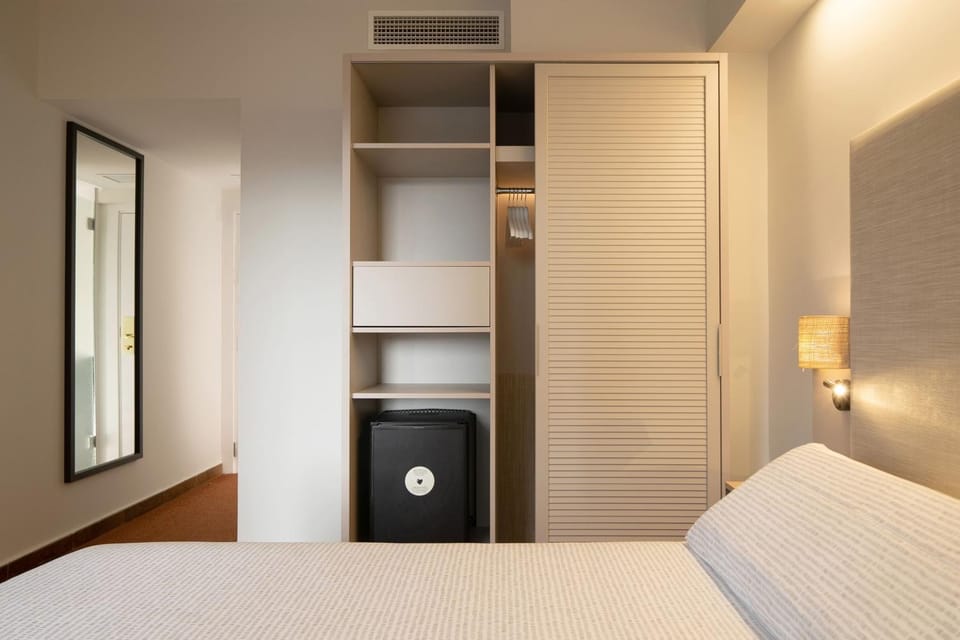 Bed, Bedroom, Drinks