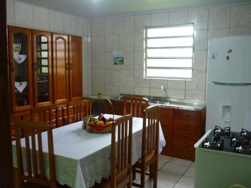 Kitchen or kitchenette, Dining area, minibar, pet friendly, stove