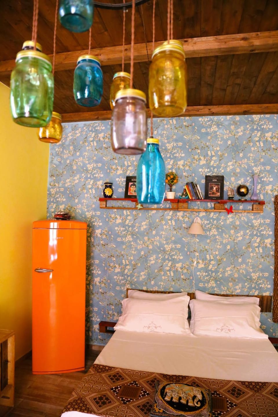 Decorative detail, furniture, furniture, heating, internet, internet, pet friendly, pet friendly, air conditioner