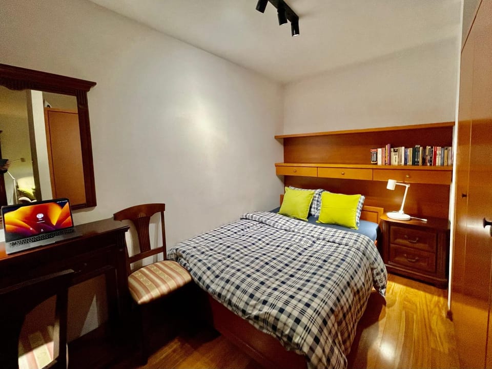 GOLD 4 metro WiFi 65’TV Netflix HBO AppleTV Disney_ Apartment in Warsaw