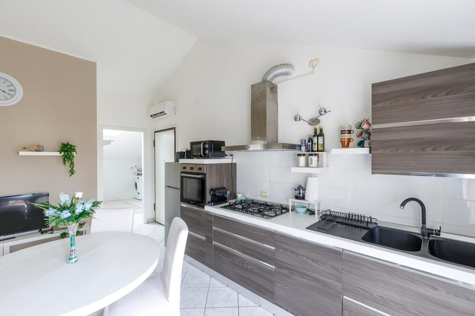 Kitchen or kitchenette, Dining area, dishwasher, minibar, pet friendly, stove