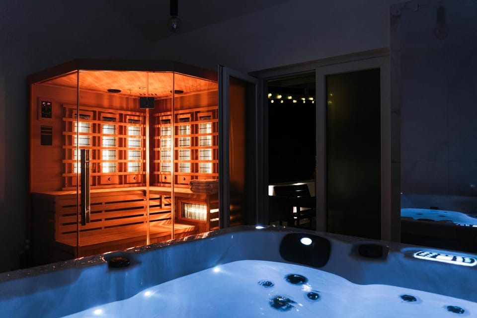 Hot Tub, Sauna