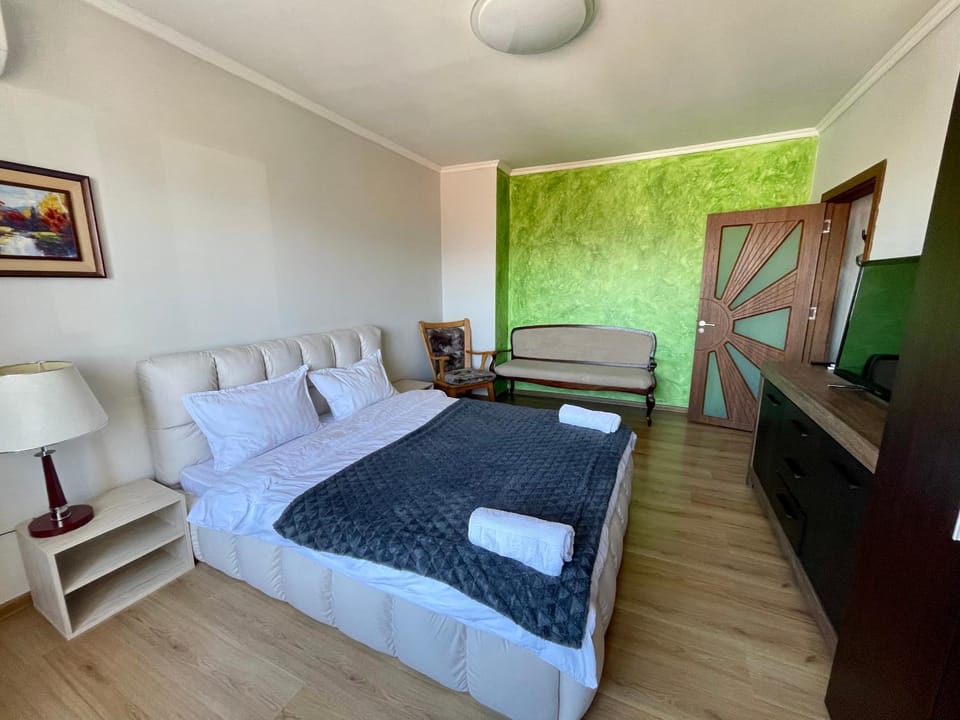 Bed, TV and multimedia, Photo of the whole room, Bedroom, towels