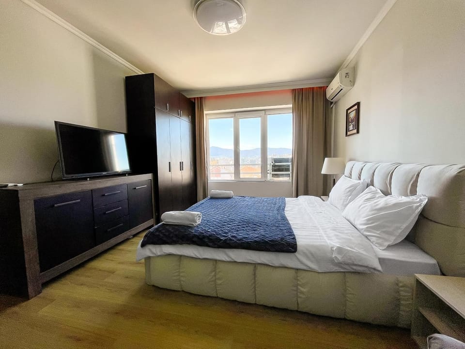 Bed, TV and multimedia, Evening entertainment, Bedroom, Mountain view, wardrobe