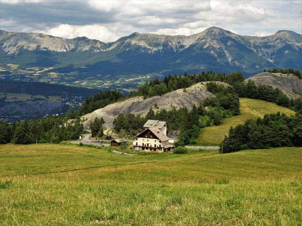 Nearby landmark, Restaurant/places to eat, Natural landscape, Mountain view
