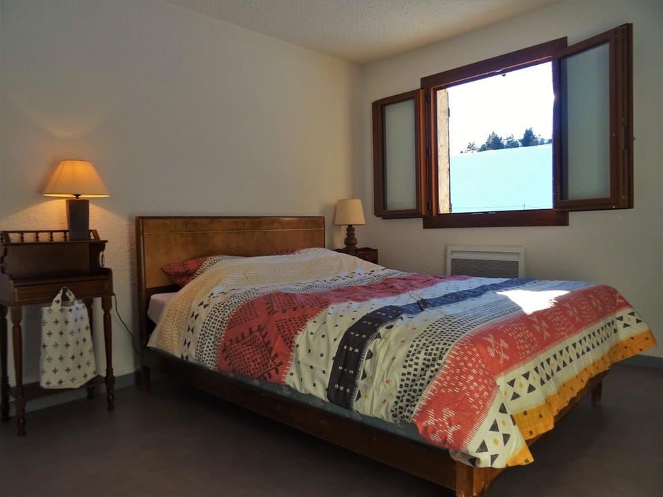 Bed, Photo of the whole room, Bedroom, Mountain view