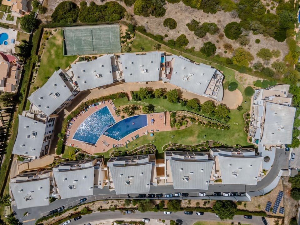 Property building, Neighbourhood, Bird's eye view, Pool view, Swimming pool, Location
