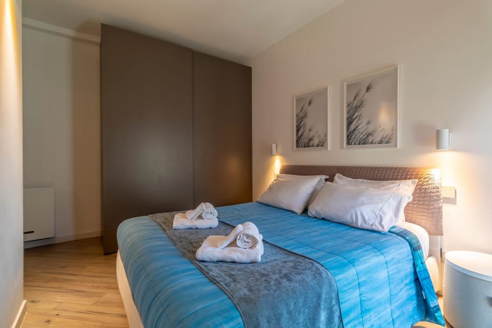 Bed, Photo of the whole room, Bedroom, towels, wardrobe