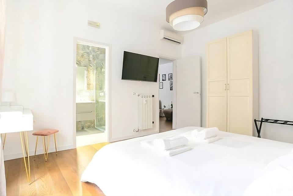 Bed, TV and multimedia, Photo of the whole room, Bedroom, towels, wardrobe, air conditioner