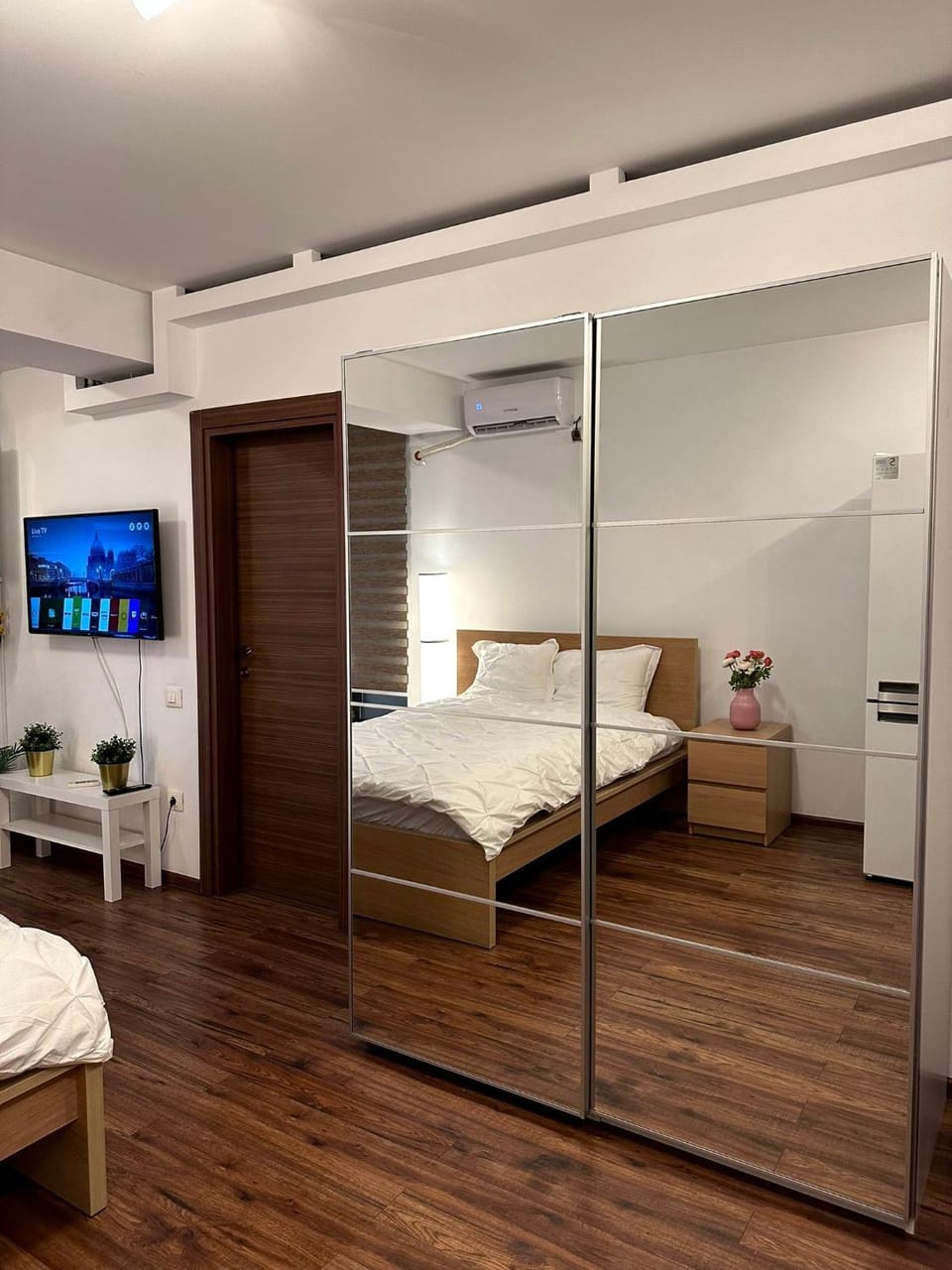 Cozy Apartment with Self Check-in near Promenada Mall and Verdi Park Apartment in Bucharest