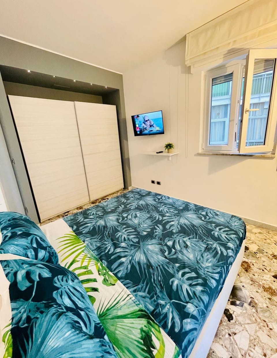 Bed, TV and multimedia, Photo of the whole room, Evening entertainment, Bedroom