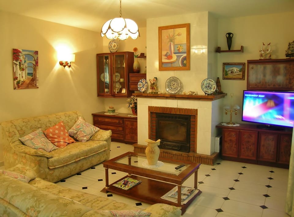Communal lounge/ TV room, Living room, flat iron