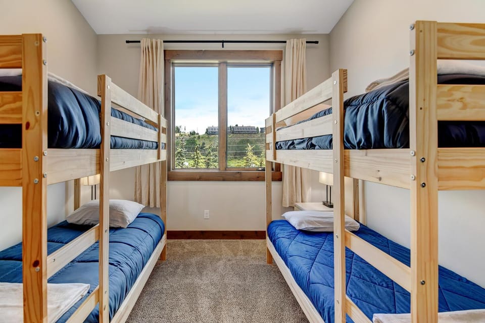 Bedroom, bunk bed