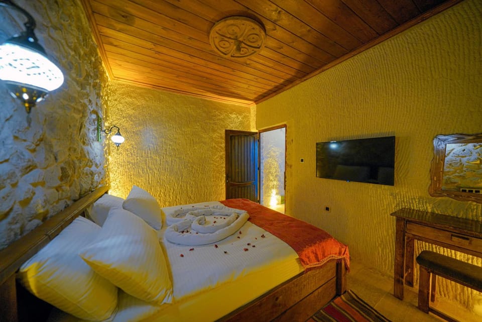 Communal lounge/ TV room, Bed, TV and multimedia, Photo of the whole room, Evening entertainment, Bedroom