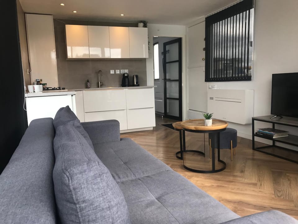 Kitchen or kitchenette, pet friendly, stove