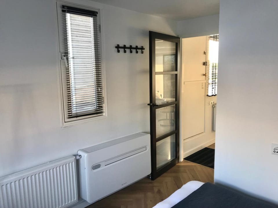 Bedroom, air conditioner