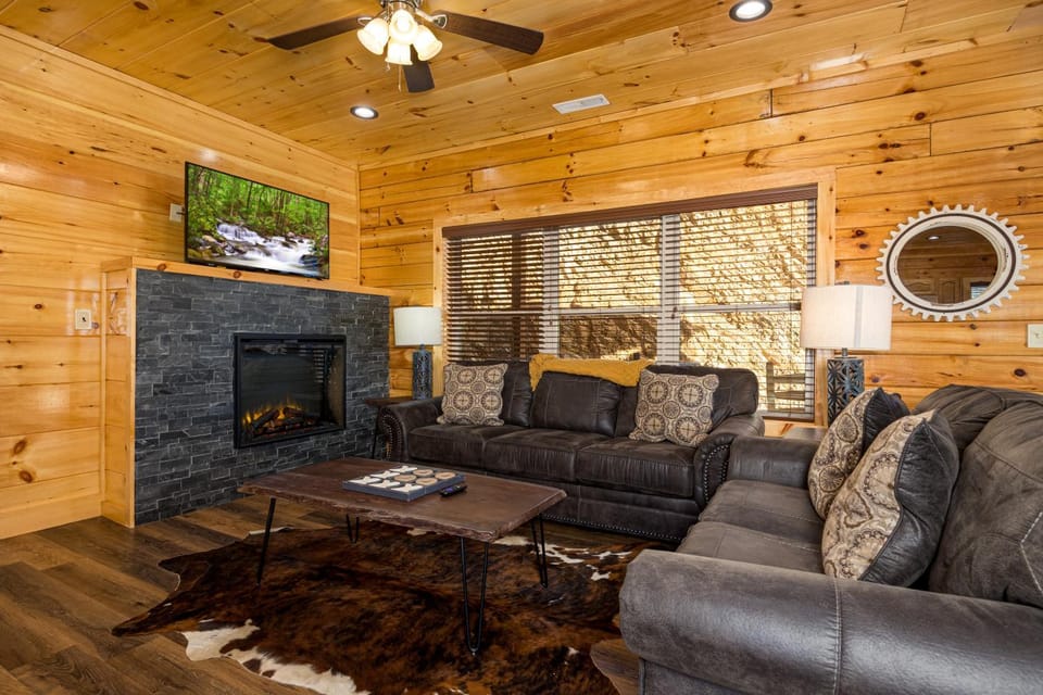 TV and multimedia, Living room, Seating area, fireplace, flat iron