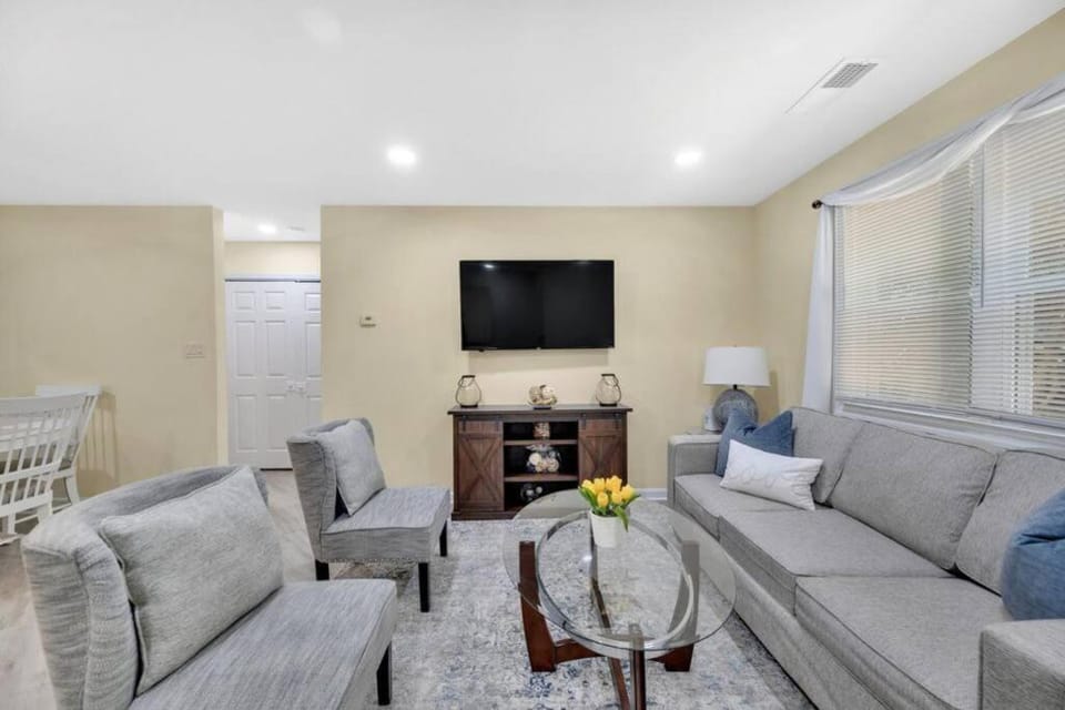 Cozy 2 Bedroom Duplex In Charlotte, Jacuzzi, Sleeps 6 plus 2 House in Pineville