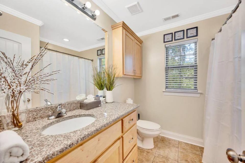 Cozy 2B Townhouse King Bed Free Parking TV in BRs House in Kannapolis
