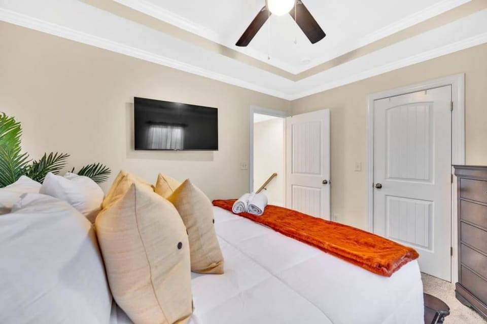 Cozy 2B Townhouse King Bed Free Parking TV in BRs House in Kannapolis
