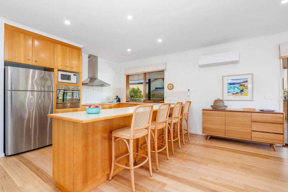 Kitchen or kitchenette, Seating area, Dining area, dishwasher, minibar, pet friendly, stove