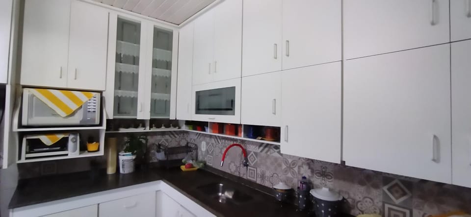 Kitchen or kitchenette, minibar