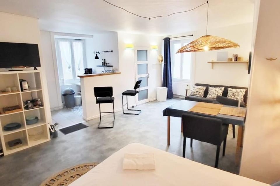 Bed, TV and multimedia, Living room, Photo of the whole room, Dining area, Bedroom, hair dresser, towels