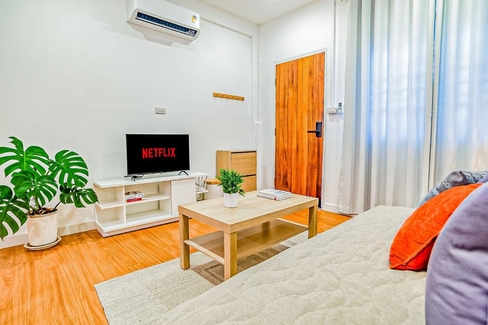 Bed, TV and multimedia, Living room, Photo of the whole room, Seating area, Bedroom, air conditioner