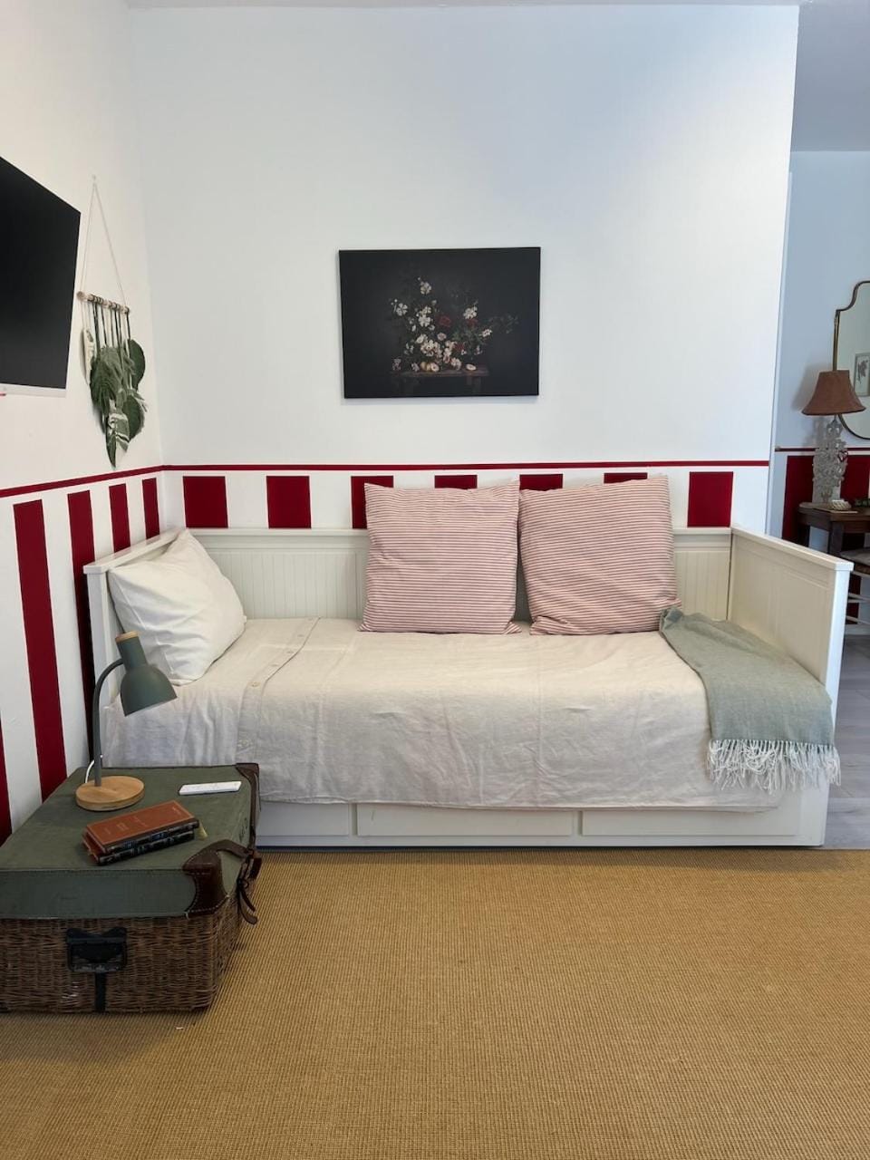 Bed, TV and multimedia, Photo of the whole room
