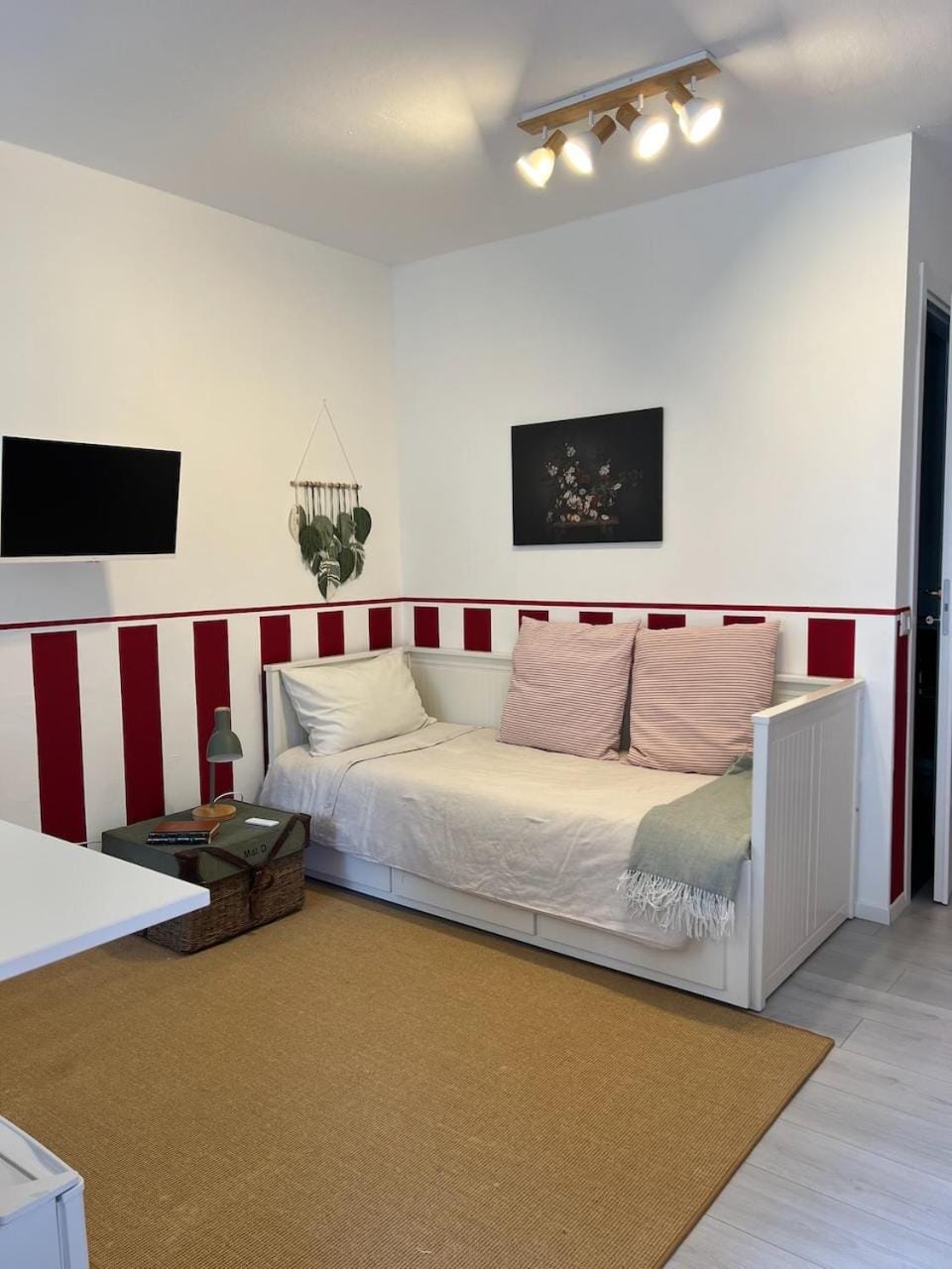 Bed, TV and multimedia, Photo of the whole room, Bedroom