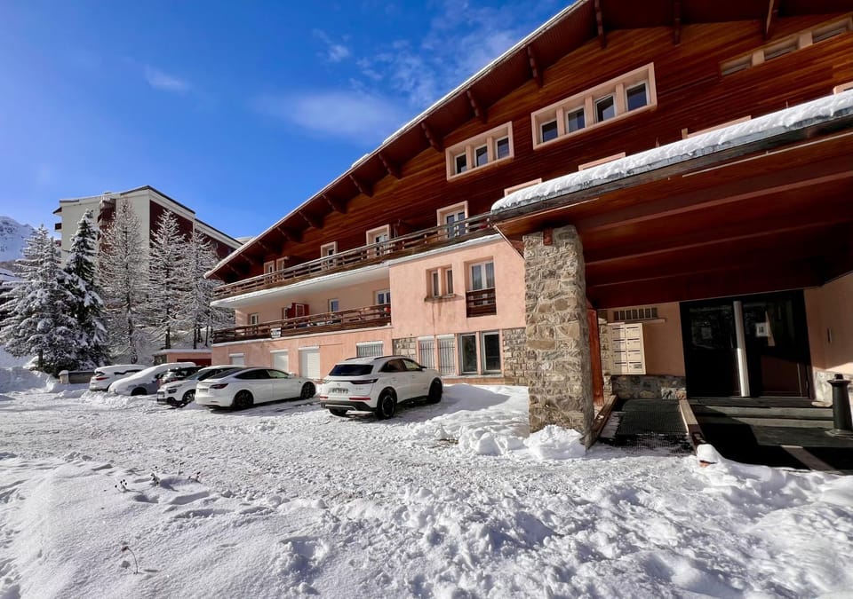 Property building, Winter, Parking