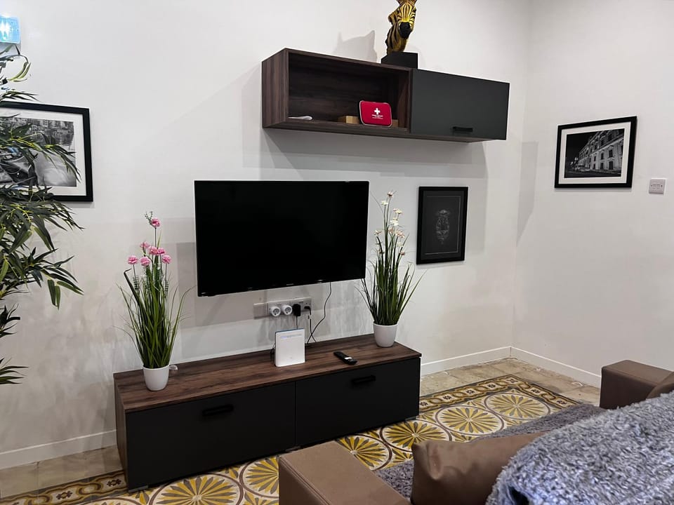 Communal lounge/ TV room, TV and multimedia, Living room, Seating area, Evening entertainment