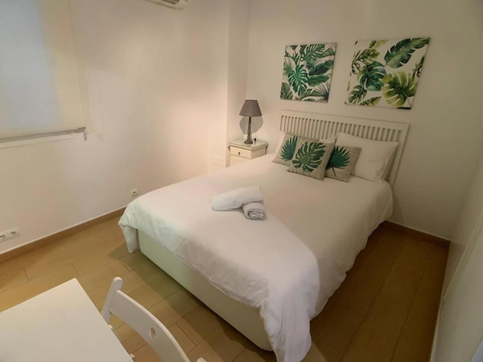 Photo of the whole room, Bedroom